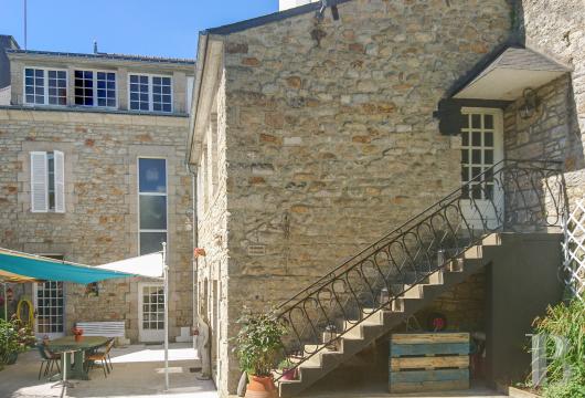 brittany - En Bretagne intérieure, à Pontivy,  une maison bourgeoise de la fin du 19e s. avec cour intérieure et dépendance